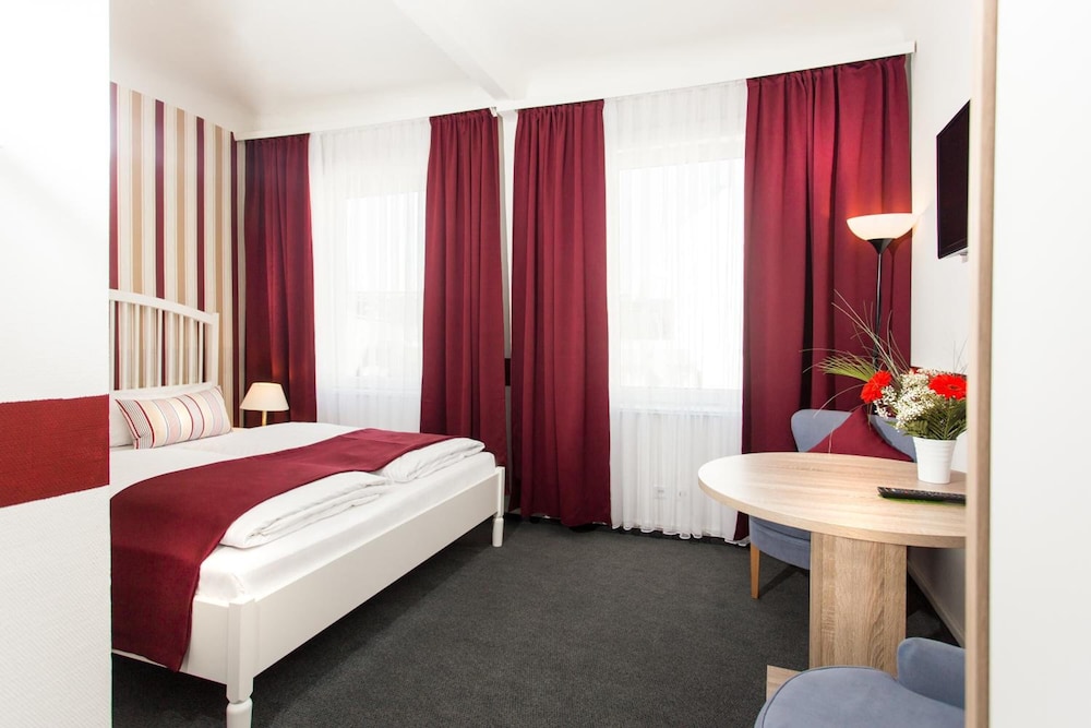 Hotel Condor 7/41