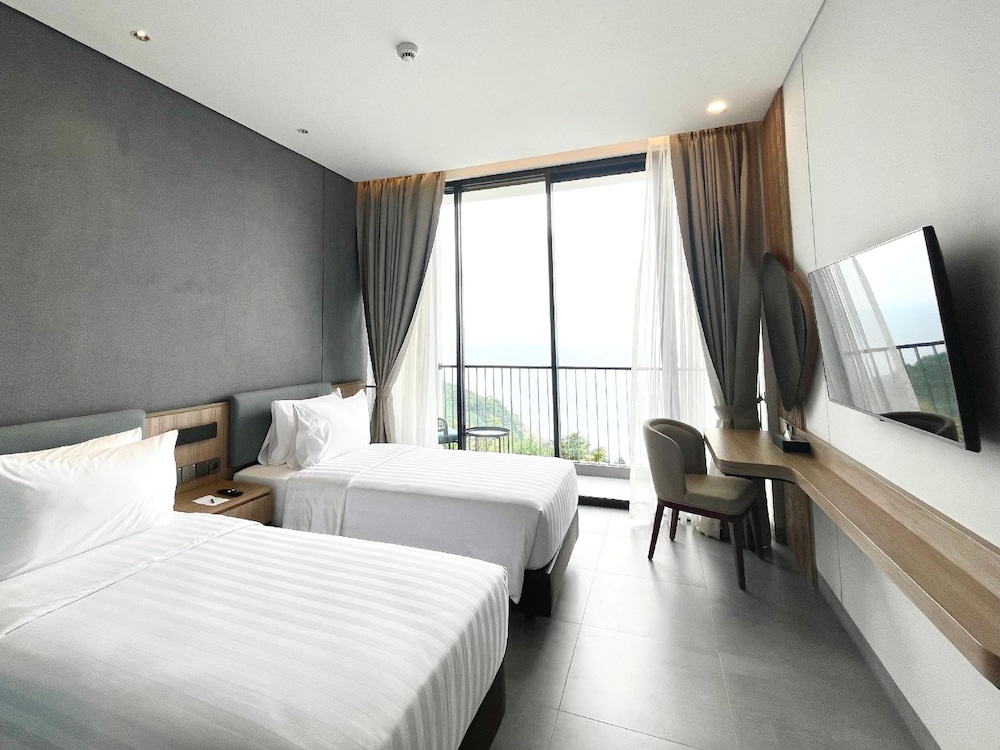 Garden, Superior, Twin Beds