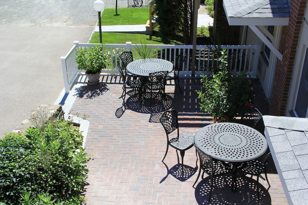 Winnapaug Inn 50/54