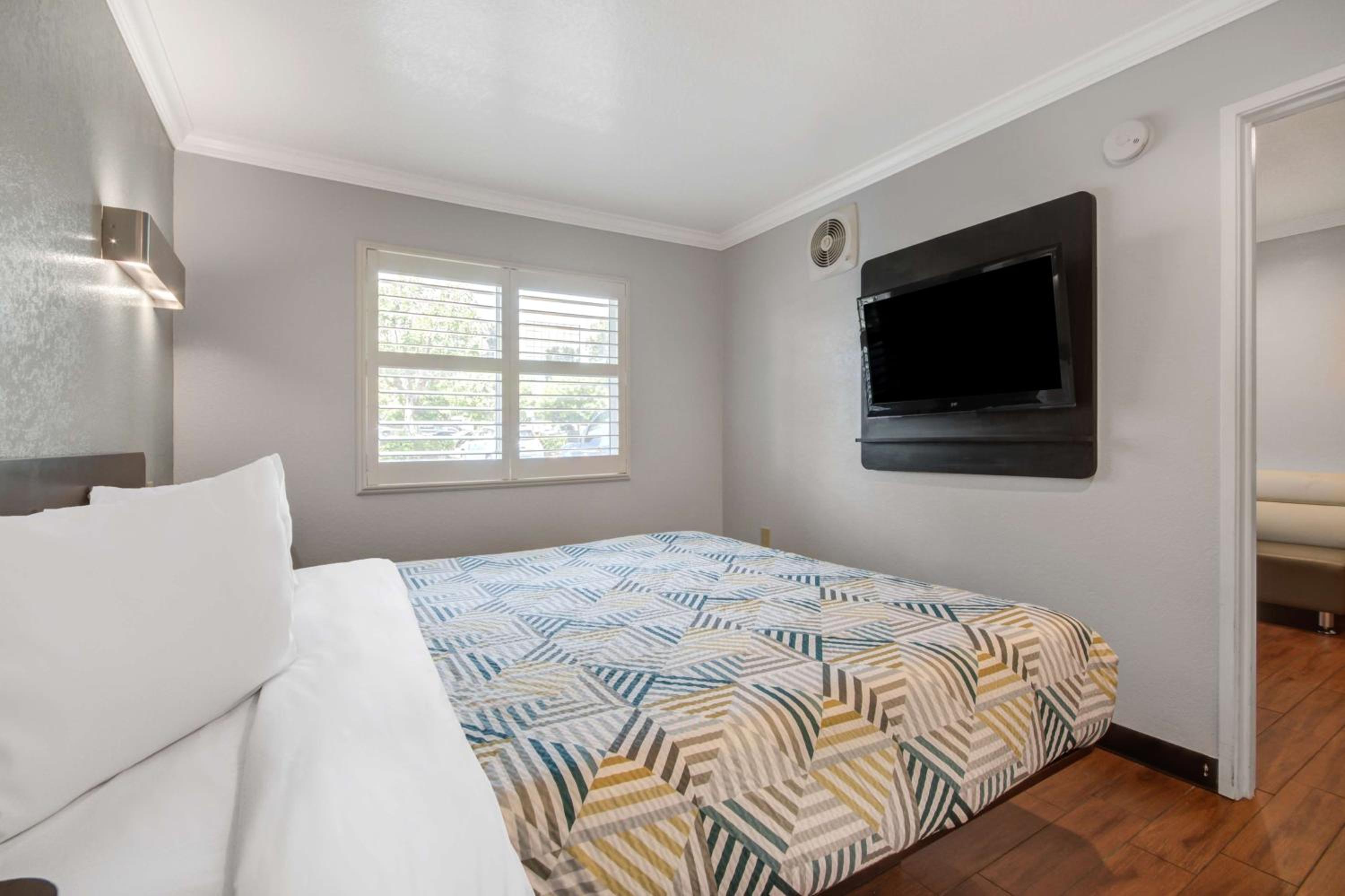 2 Queen Beds - Suite, Non-Smoking, Micfridge، Motel6 Ontario, CA - Convention Center Airport 4/5