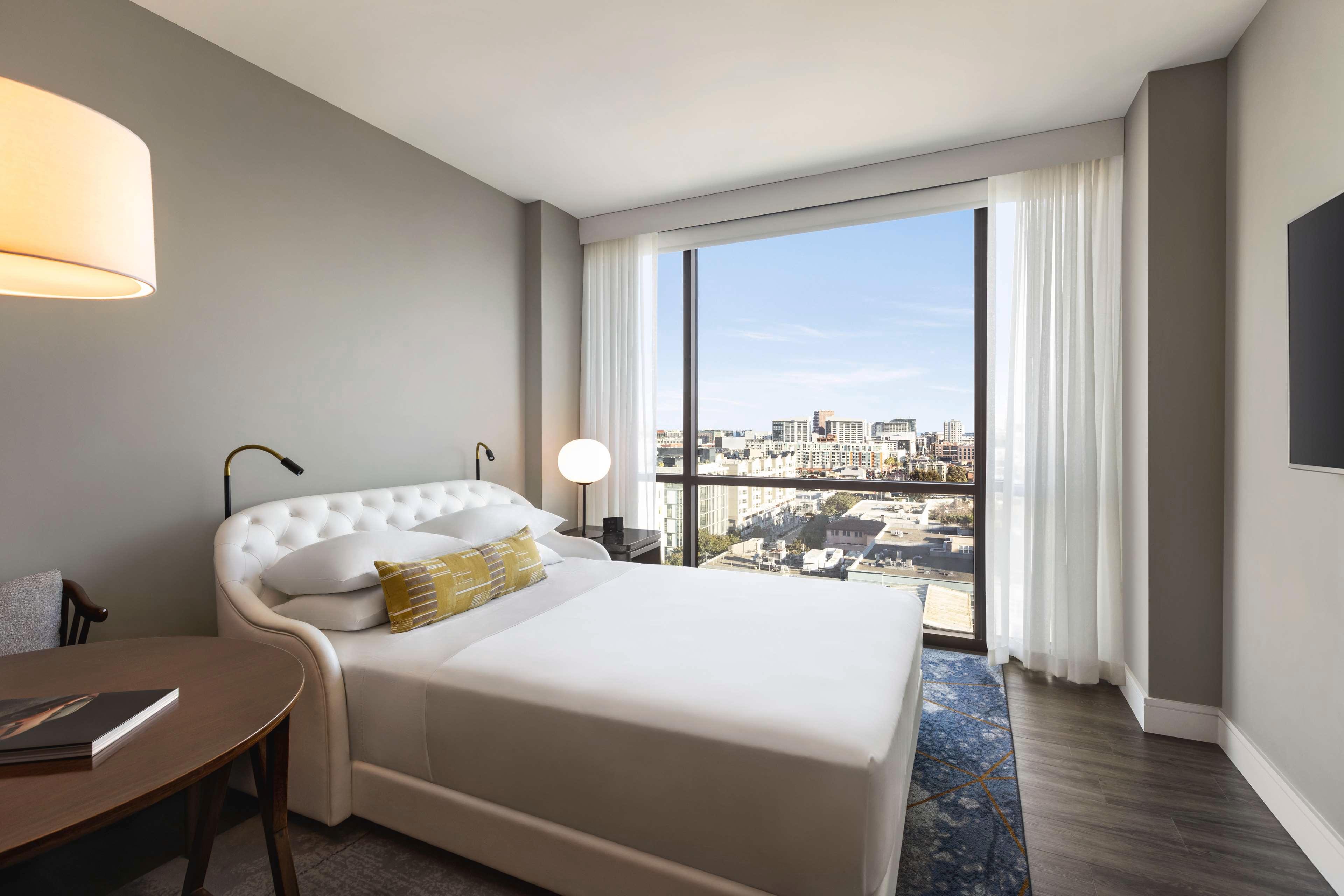 Studio, King Bed, Urban View