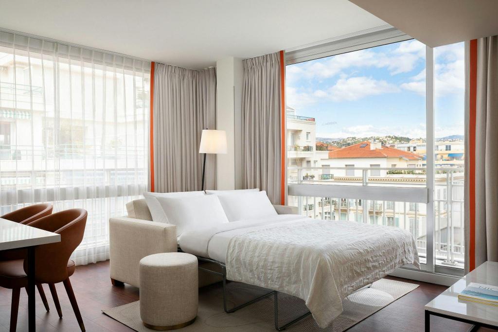 جناح عائلي بسريرين منفصلين وسرير كينج بإطلالة على المدينة بغرفتي نوم مع أريكة، LE MERIDIEN NICE 2/6