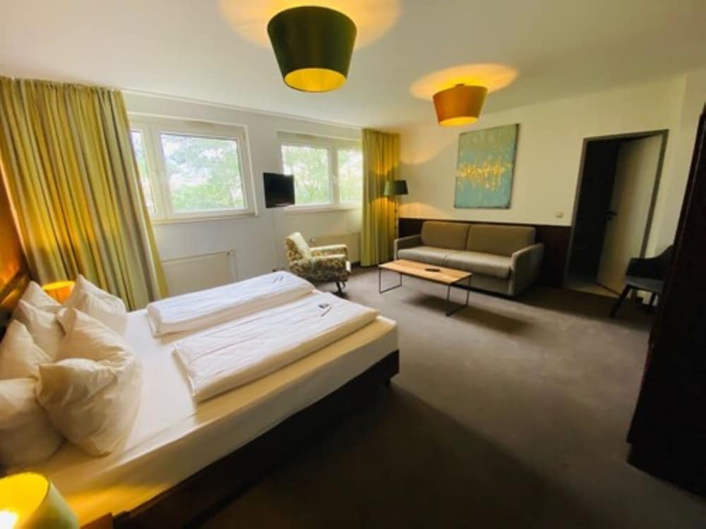 BUSINESS, STUDIO, SUITE, KING BED, SOFA