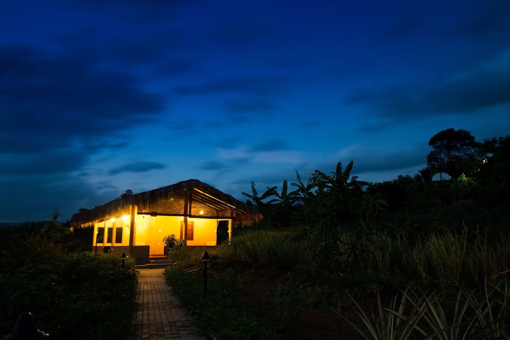 Lake Serenity Boutique Hotel in Kuruwita