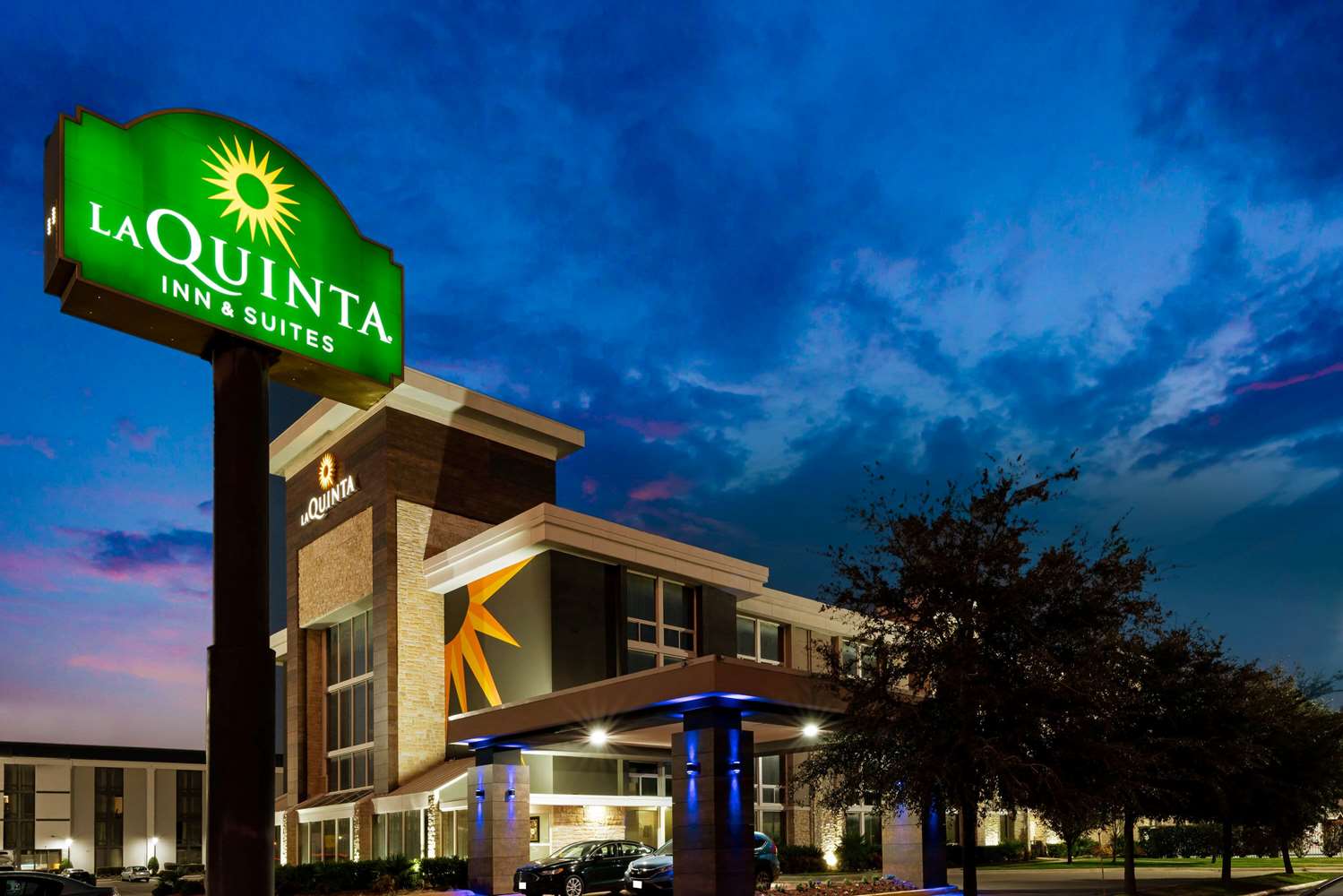 La Quinta Inn & Suites by Wyndham Dallas I-35 Walnut Hill Ln 2/46