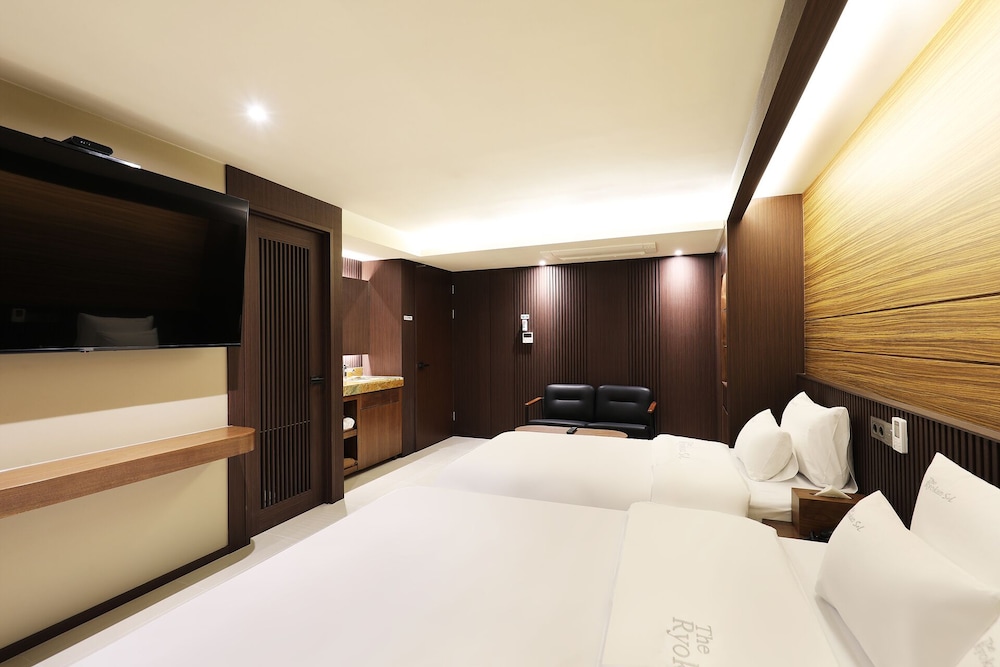Sol, 1 Queen and 1 Single Bed, Sauna