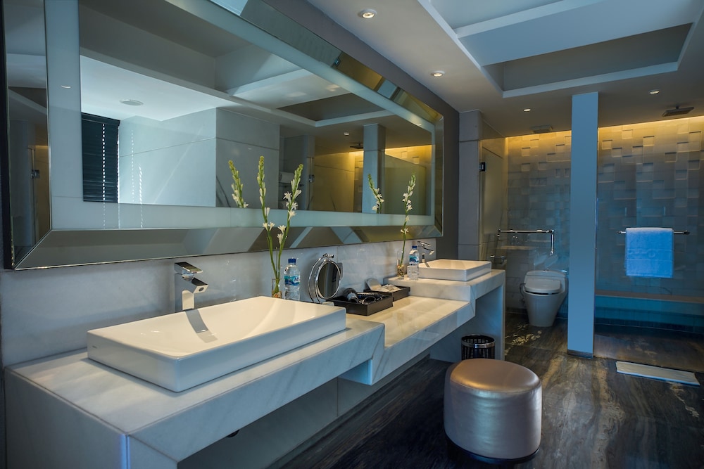 ARTOTEL TS Suites Surabaya 30/34