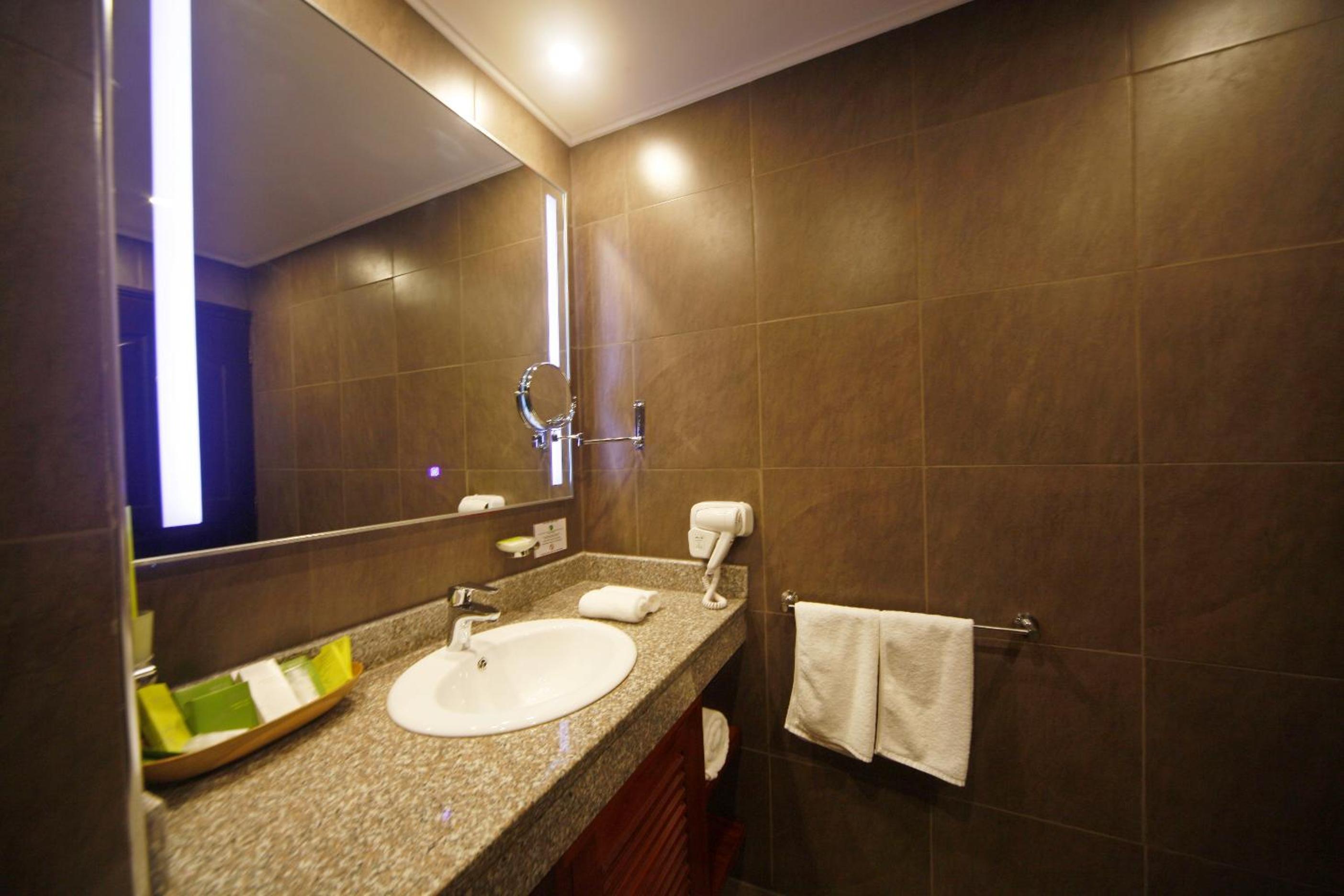 جناح جونيور، Best Western Premier Garden Hotel Entebbe 7/8