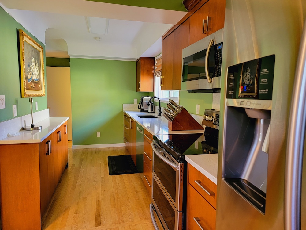 James Bay Inn Hotel Suites Cottage 74/74