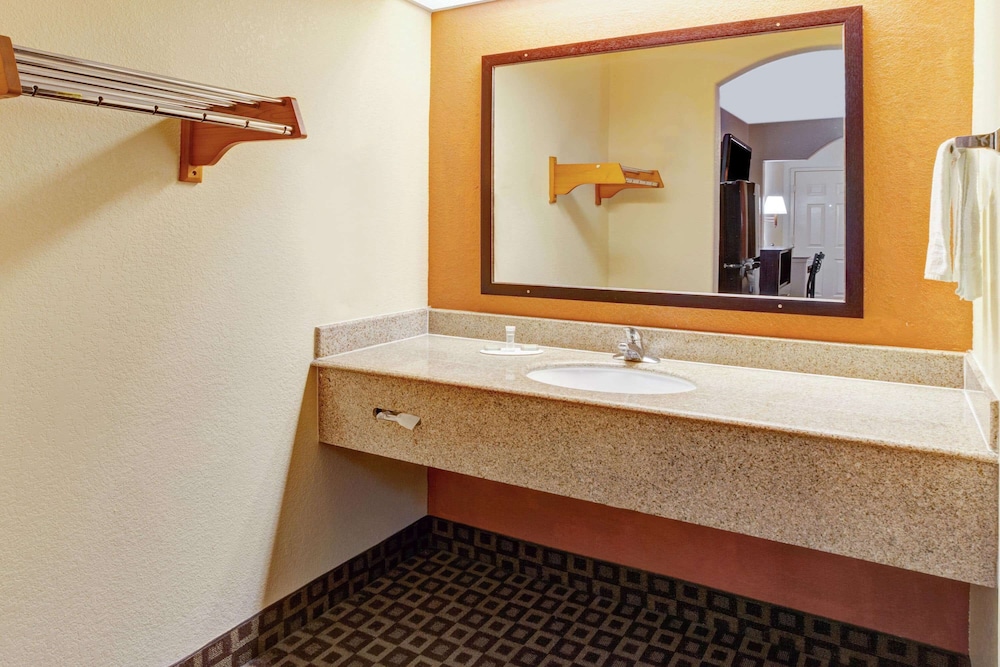 Super 8 by Wyndham Mont Belvieu/Baytown East 11/21