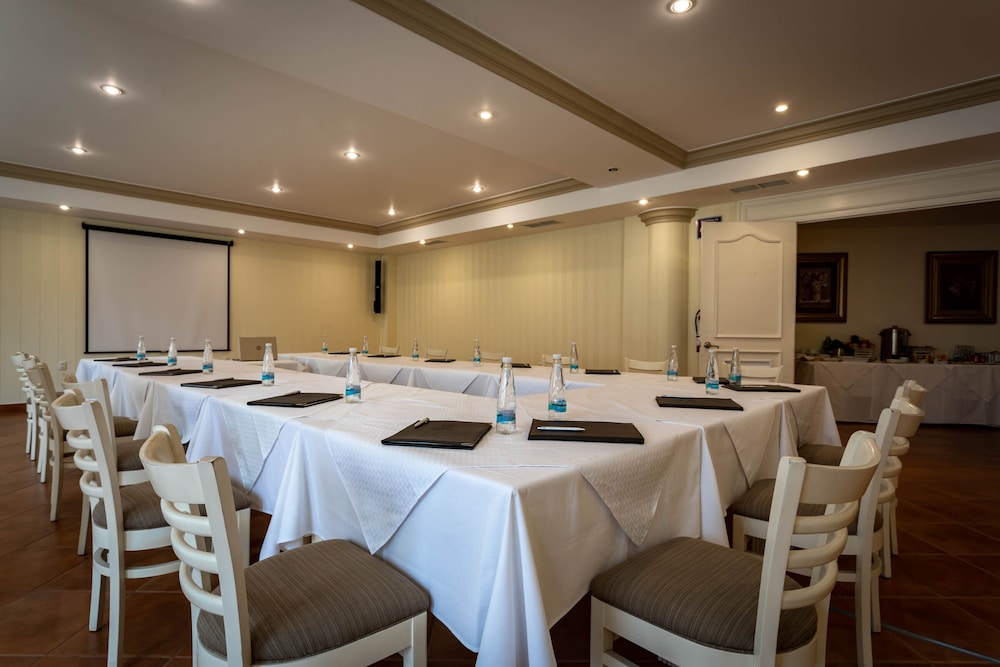 Excelaris Grand Resort Conventions & Spa 60/71