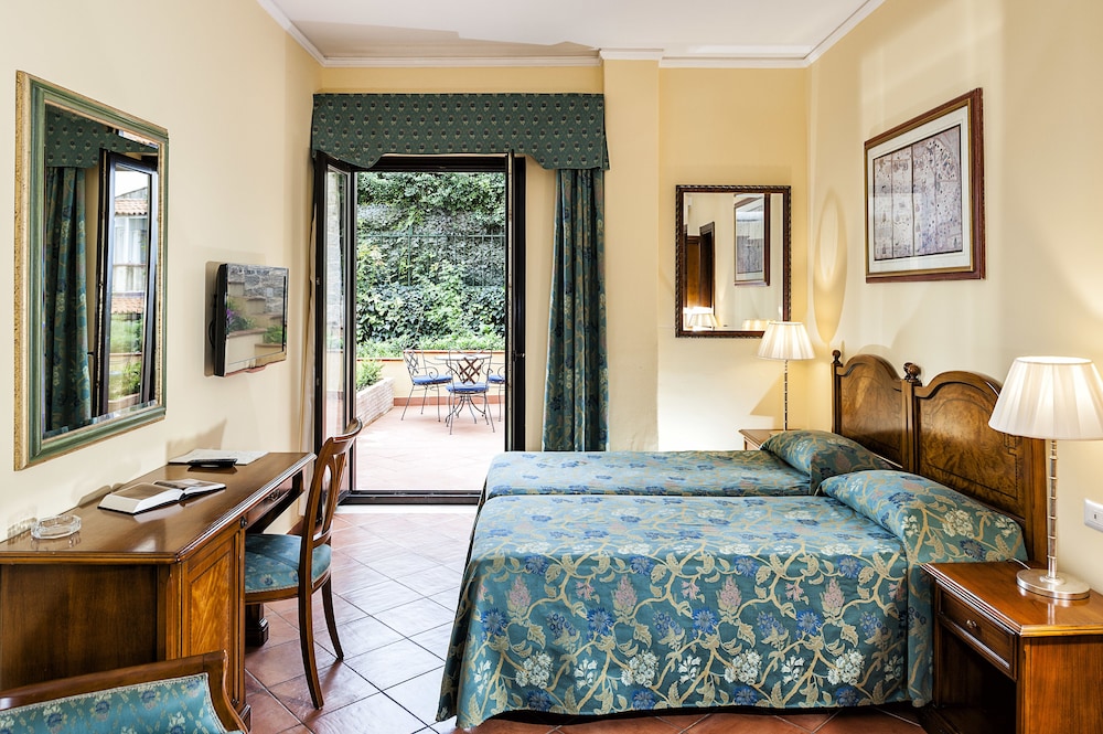 ROOM, DOUBLE BED