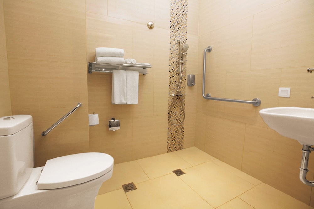 Holiday Inn Express Jakarta International Expo 18/75