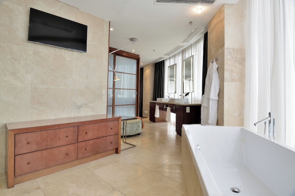 Cupola, Suite, King and Twin Beds, Queen Bed