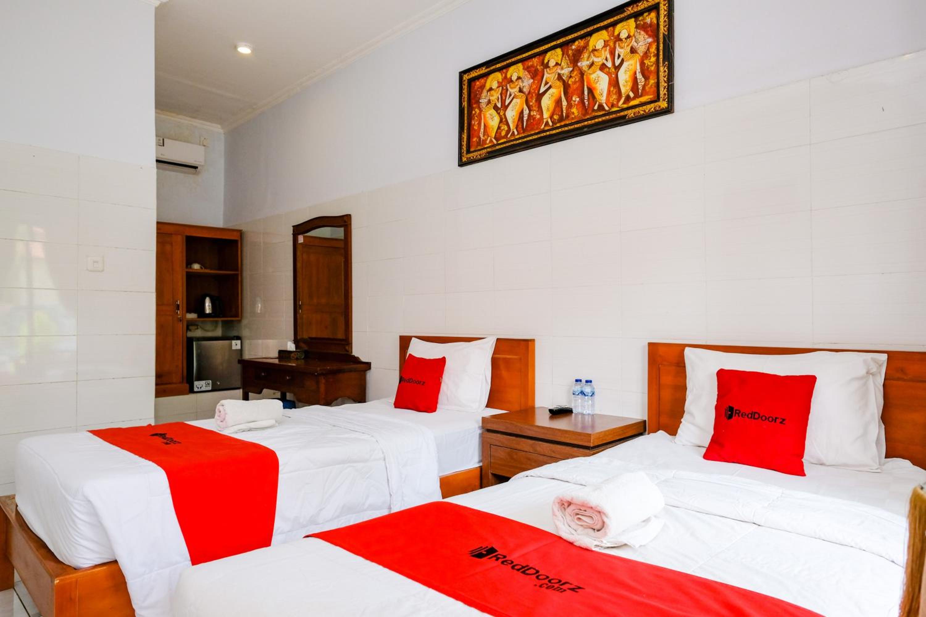 Deluxe, Twin Beds, RedDoorz Plus @ Singaraja 2/9