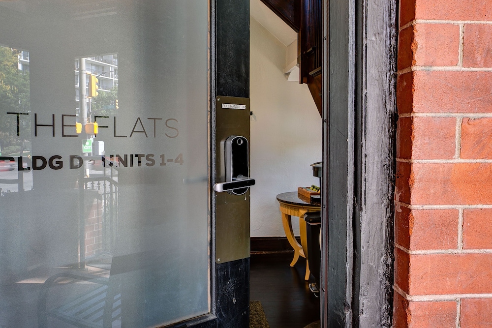 The Flats 30/33