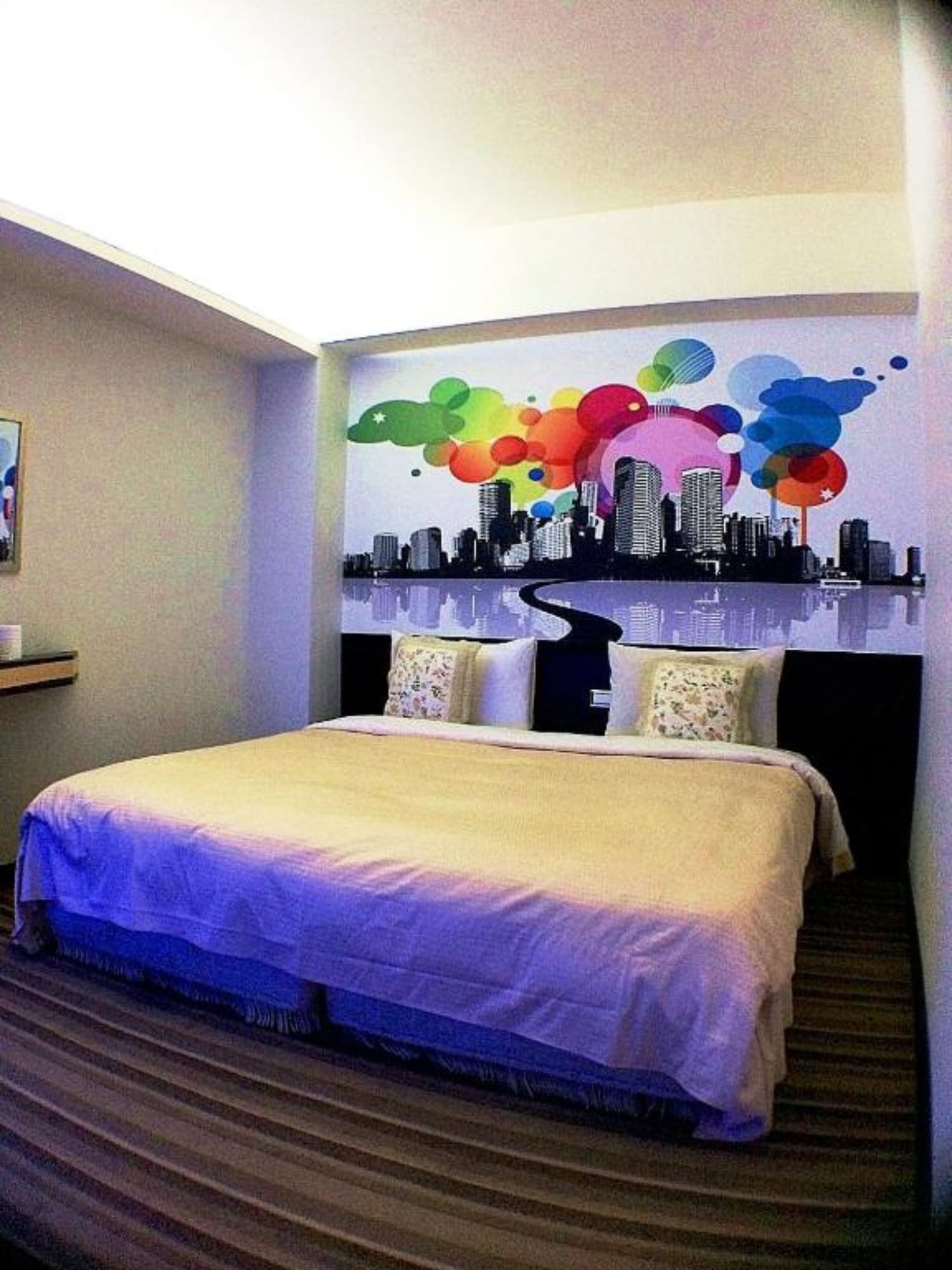 DELUXE, TWIN BEDS, BATHTUB