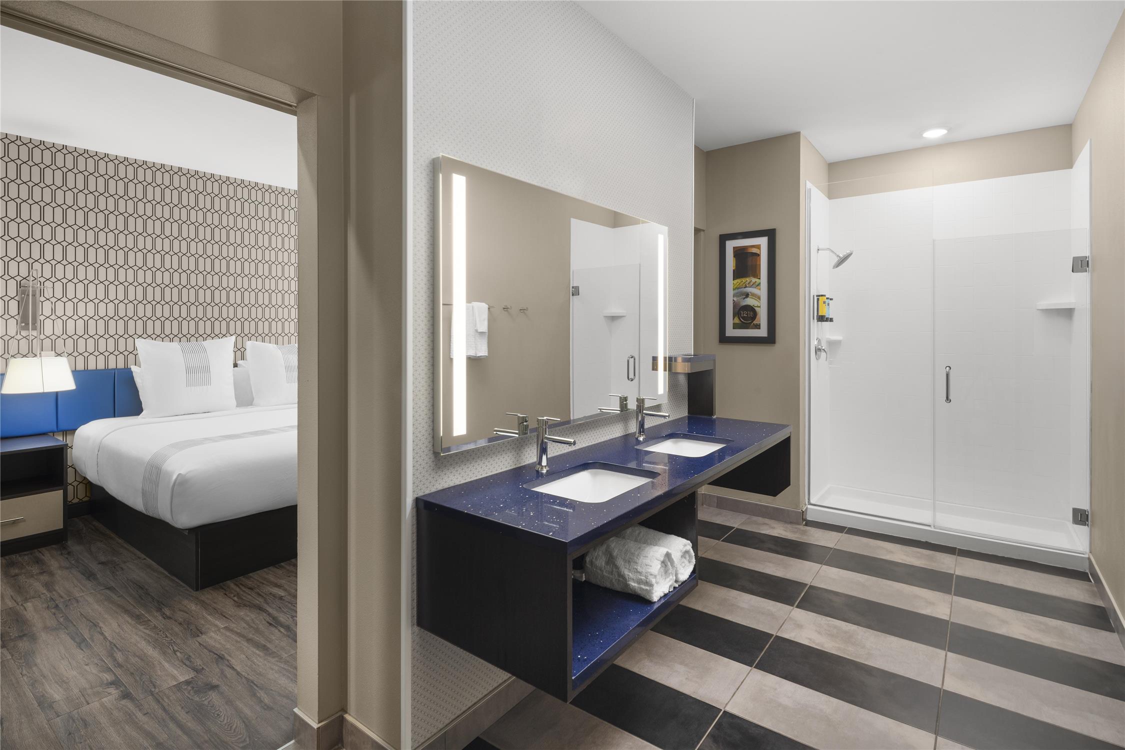 غرفة سيغنتشر كبيرة بسرير كينج، Glo Best Western Dawley Farms In Sioux Falls 5/6