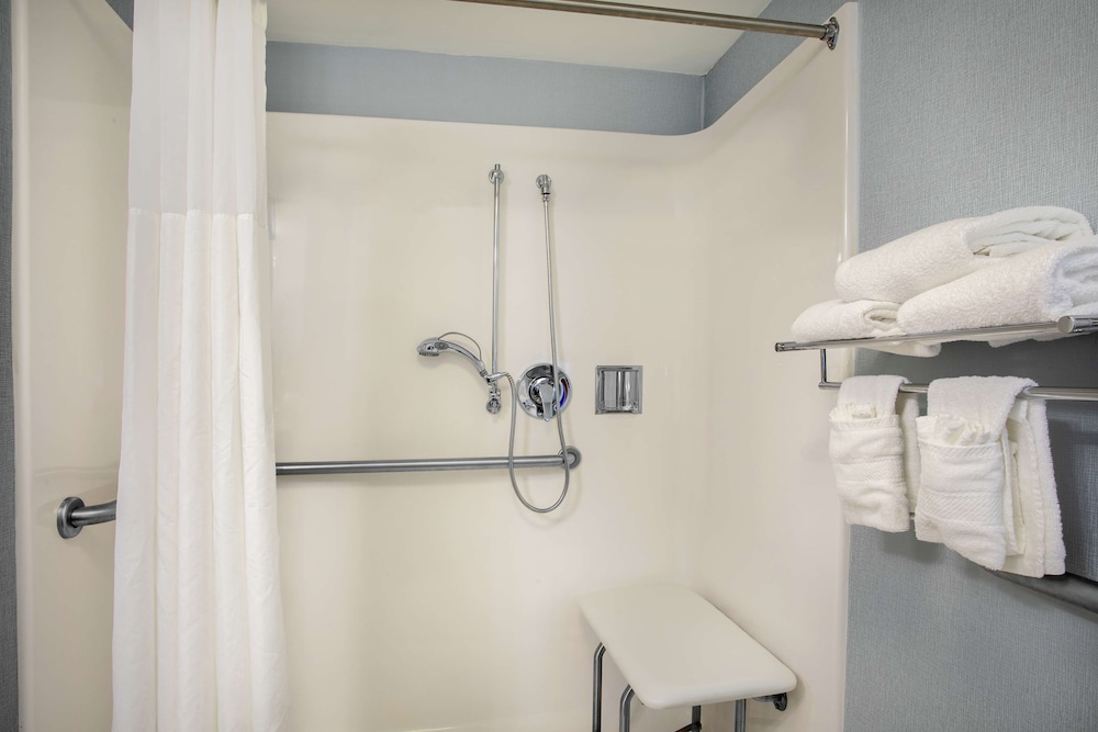 Hampton Inn Hartford Airport 13/44