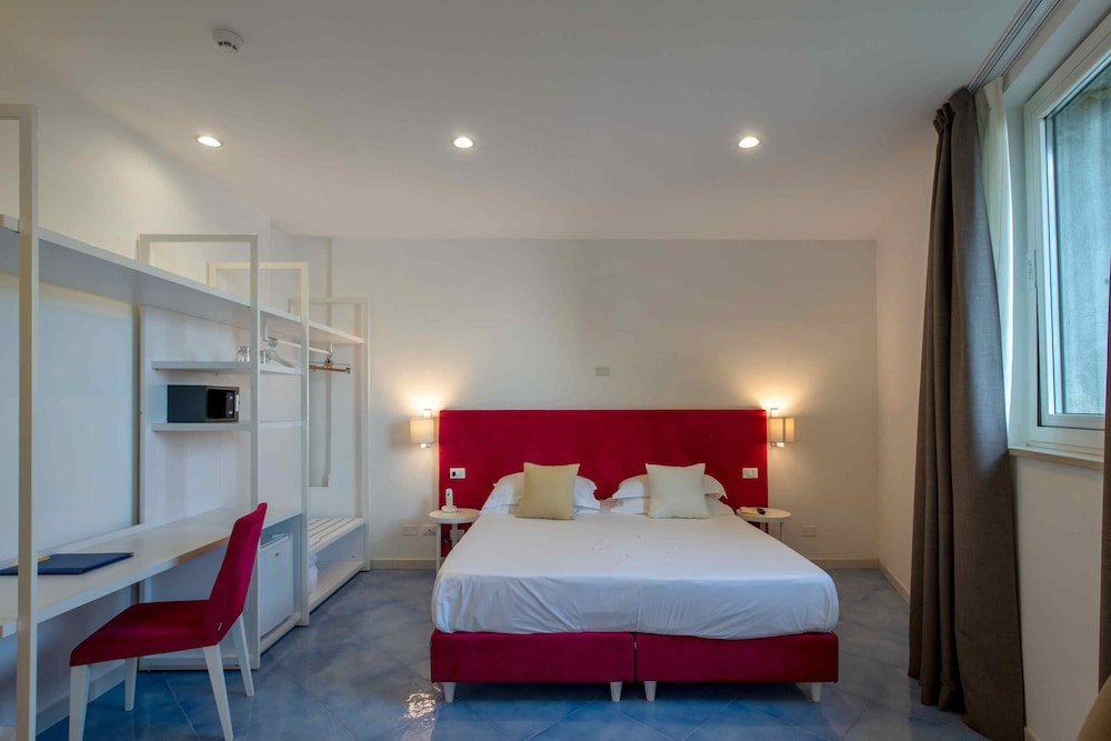 غرفة كلاسيكية بسرير كوين بإطلالة على البحر، Boutique Hotel Helios - Adults Only 2/3