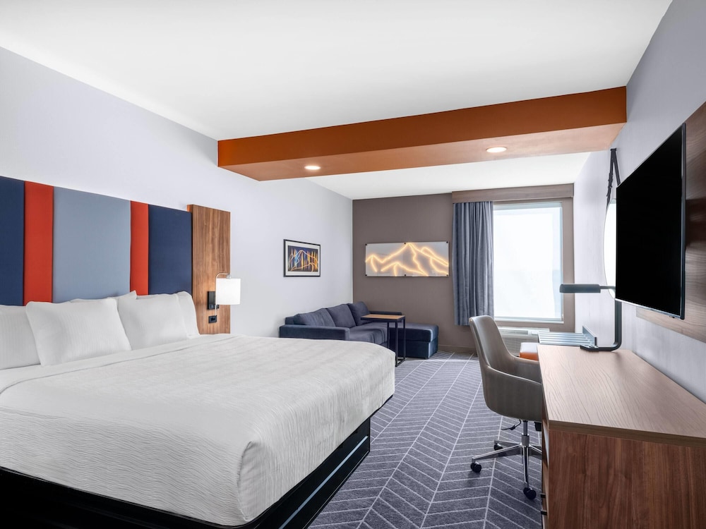 STUDIO, SUITE, KING BED