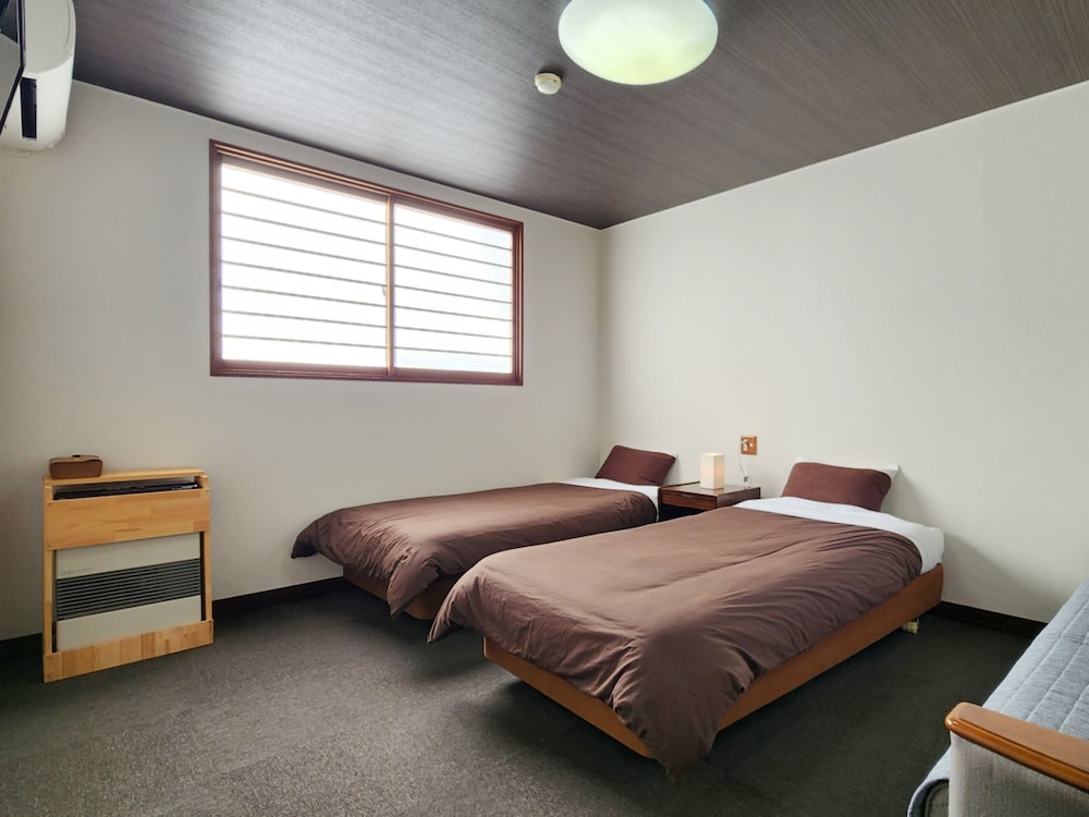 ROOM, TWIN BEDS, SHARED BATHROOM