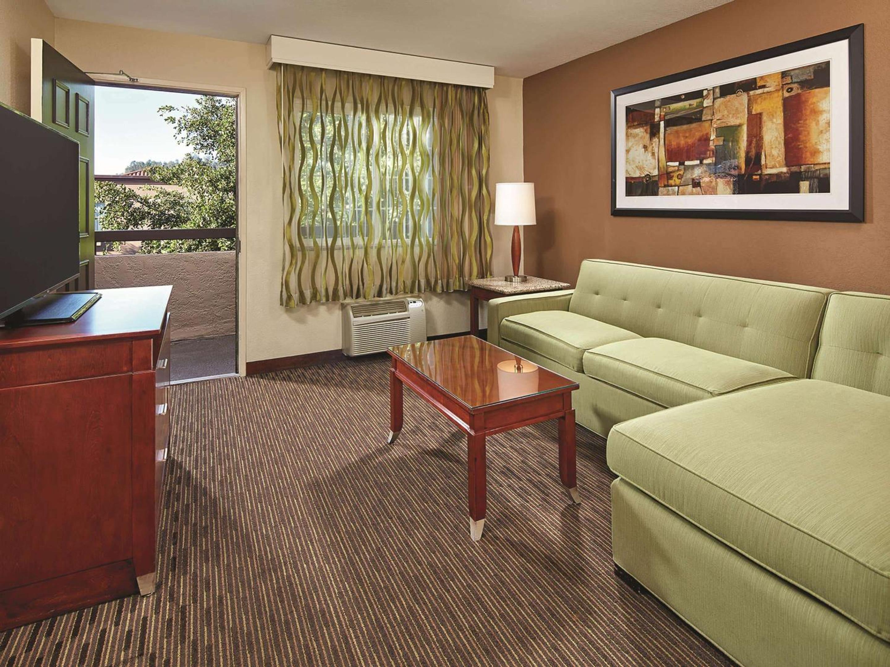 ROOM, QUEEN BED, ACCESSIBLE