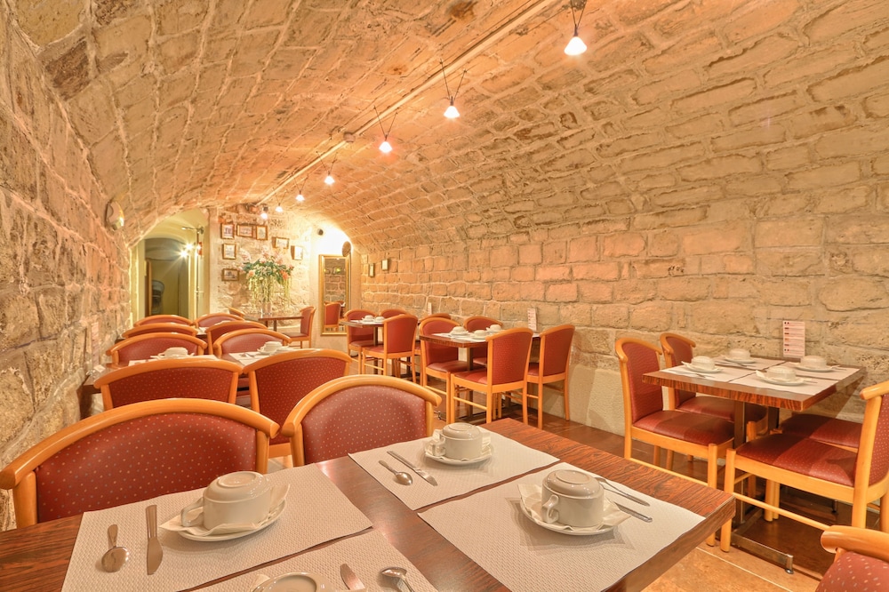 121 Hotel Paris 18/22