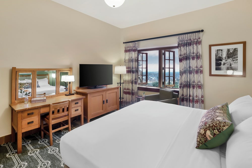 غرفة ديلوكس بسرير كينج بإطلالة على الجبل، The Omni Grove Park Inn 2/5