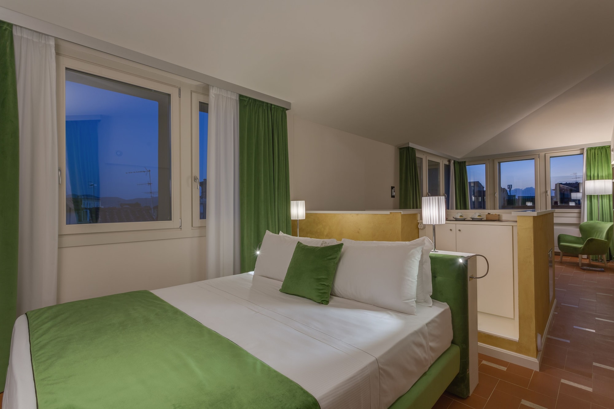 DELUXE, SUITE, KING BED