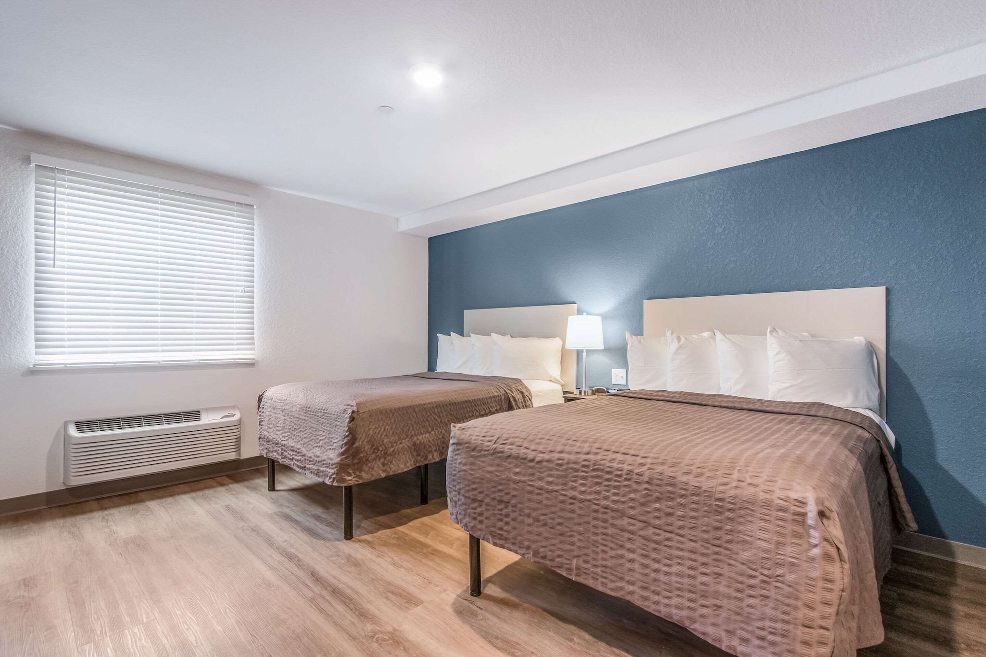 STANDARD, 2 DOUBLE BEDS