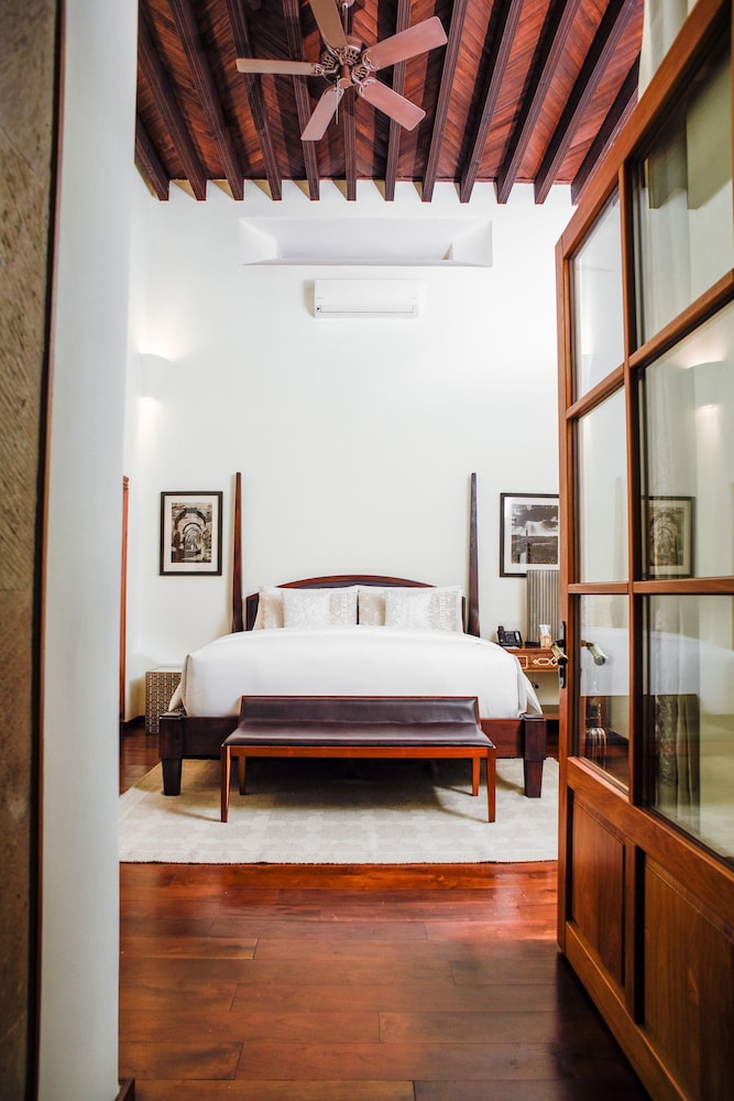 Hotel Casa Blanca 7 33/68