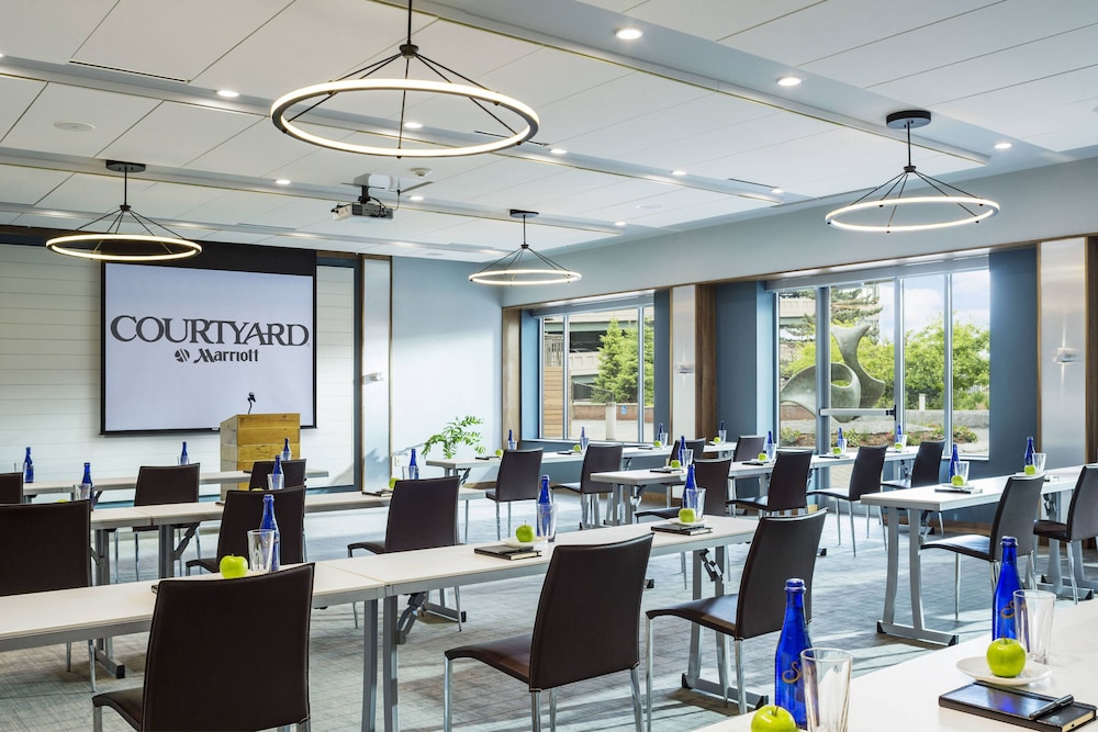 Courtyard Marriott Burlington Harbor 41/48