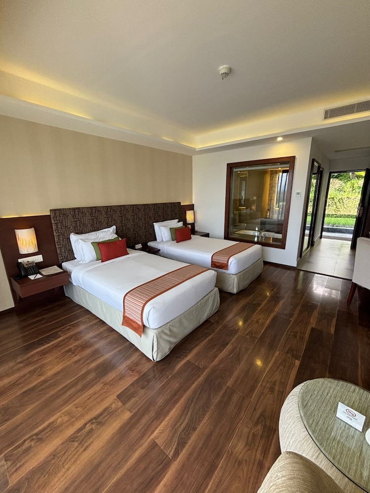 ROOM, TWIN BEDS, MOUNTAIN VIEW, BATHTUB