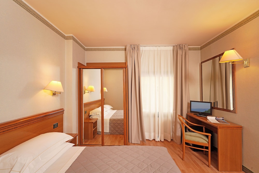 Du Lac Hotel 23/69
