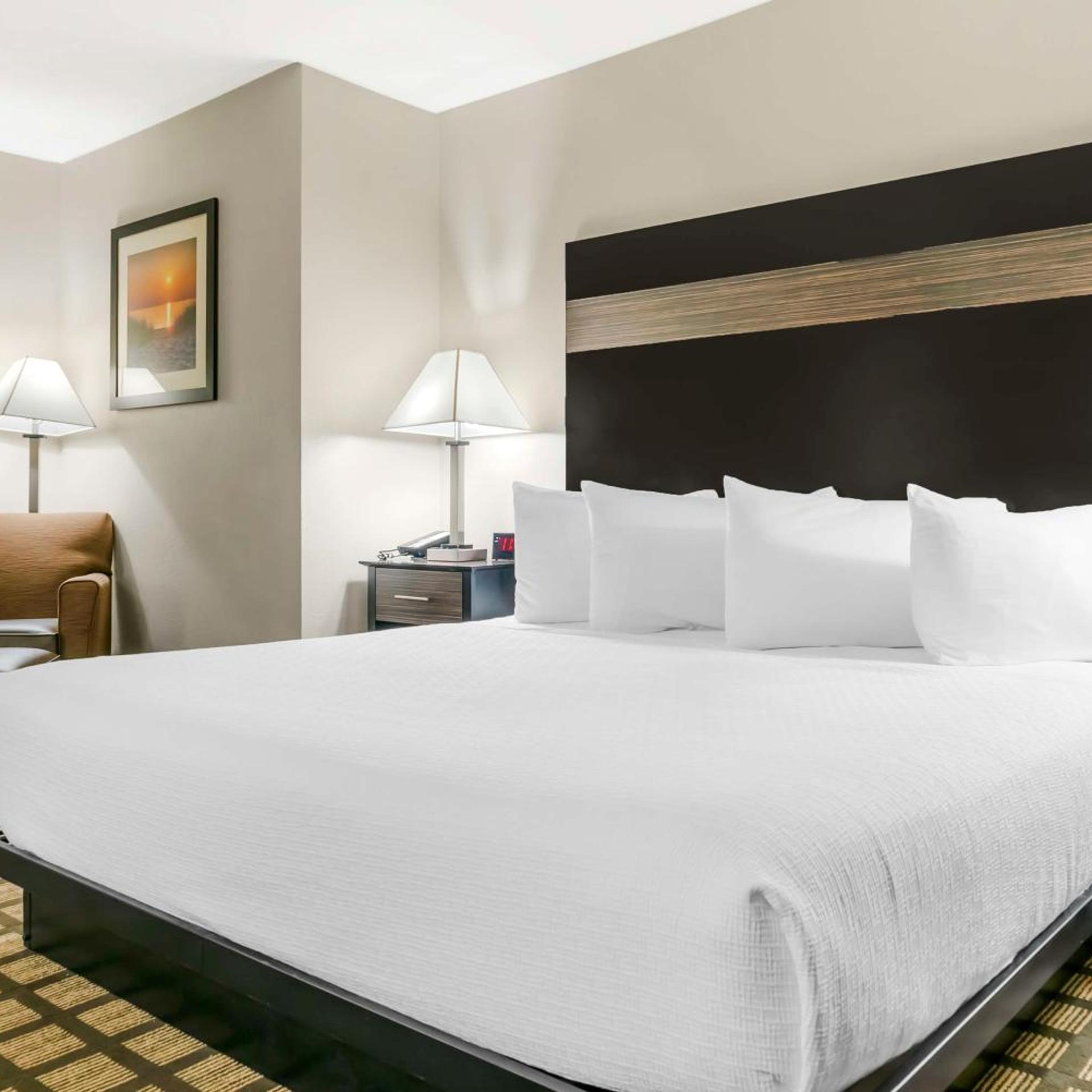 Room, King Bed, Bathtub, Exterior Entrance