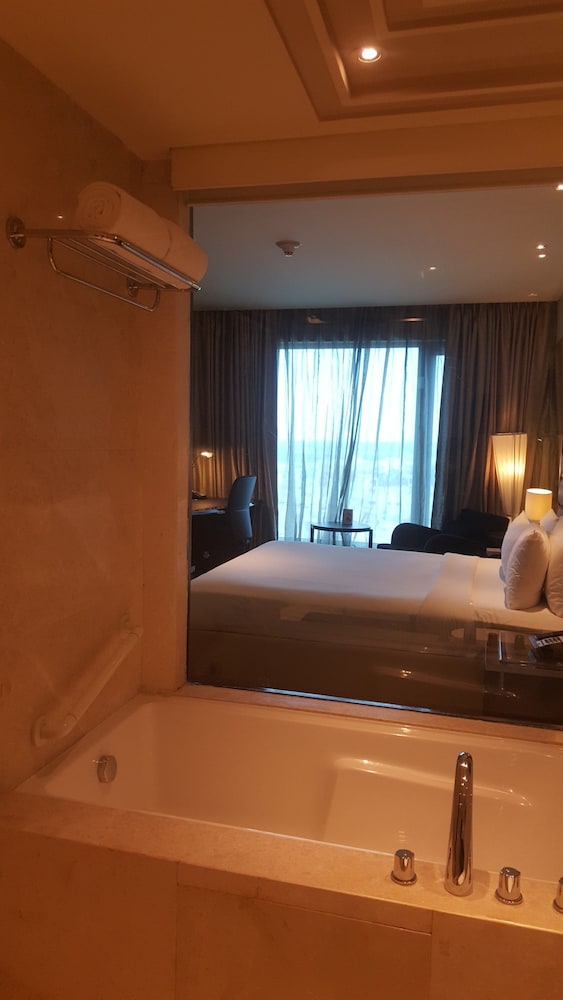 Vivanta Hyderabad, Begumpet 7/55