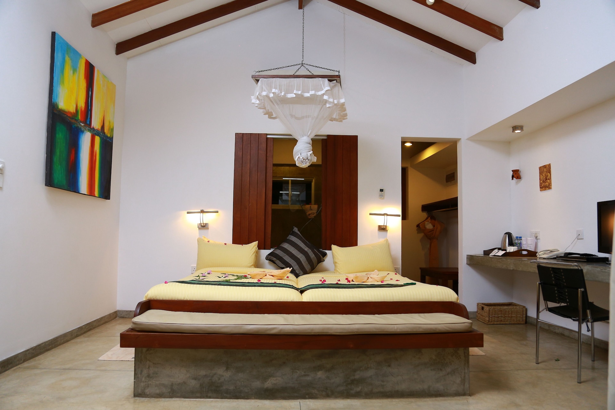 DELUXE, DOUBLE OR TWIN BED, MOUNTAIN VIEW