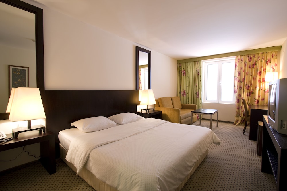 INTERNATIONAL HOTEL 6/34
