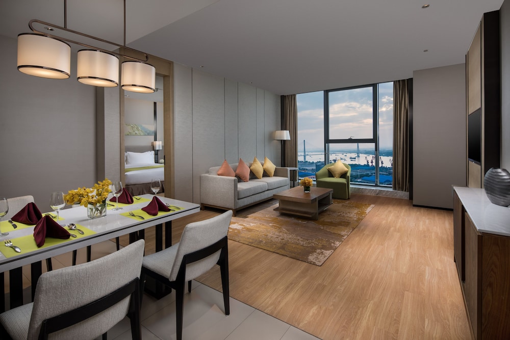 HOLIDAY INN NANJING HARBOUR 46/76
