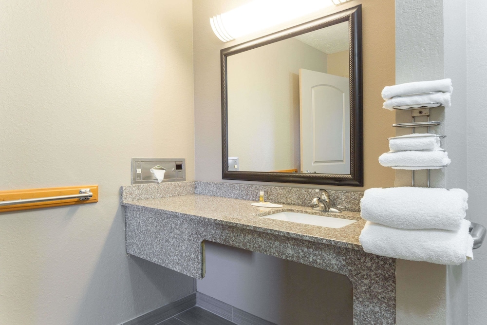 Days Inn by Wyndham Forest 20/40