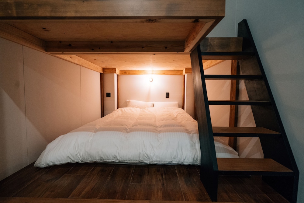 DELUXE, STUDIO, KITCHENETTE