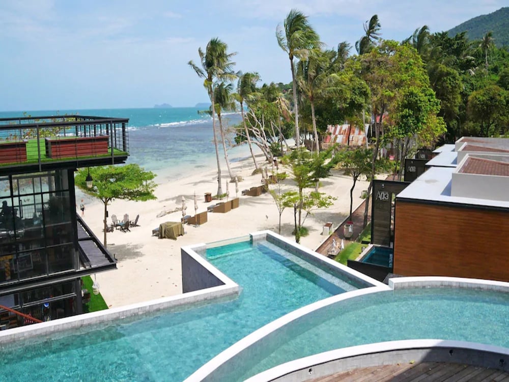 The Cabin Beach Resort 59/63