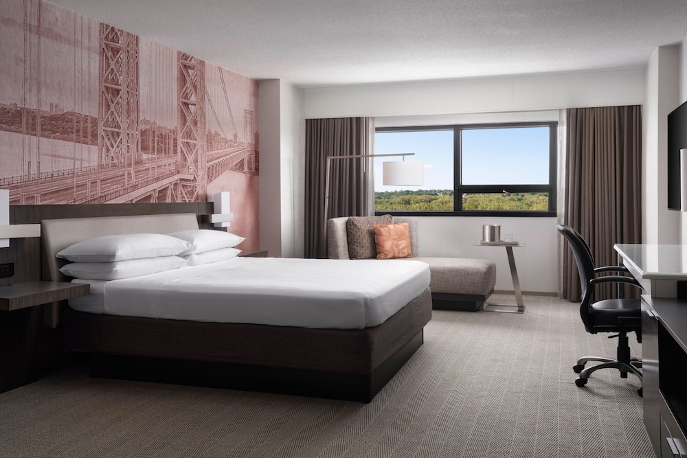 Club, King Bed