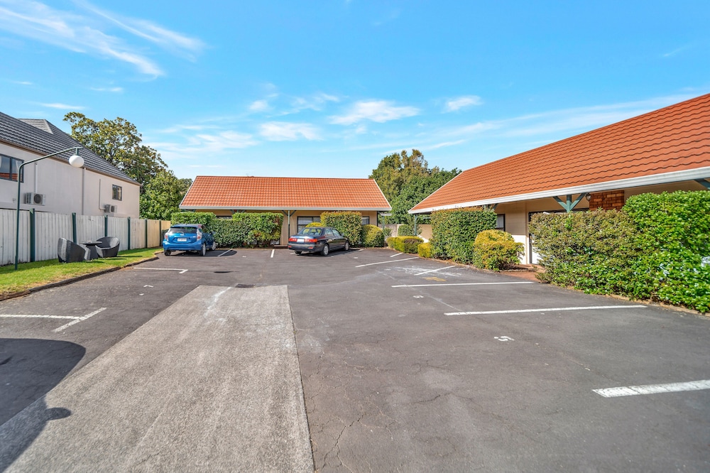 TUDOR COURT MOTOR LODGE 54/70