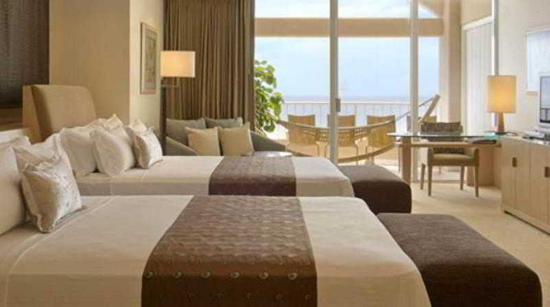 غرفة بسريرين منفصلين بإطلالة على البحر، Hyatt Regency Guam 2/2