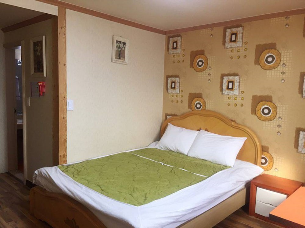 ROOM, DOUBLE BED