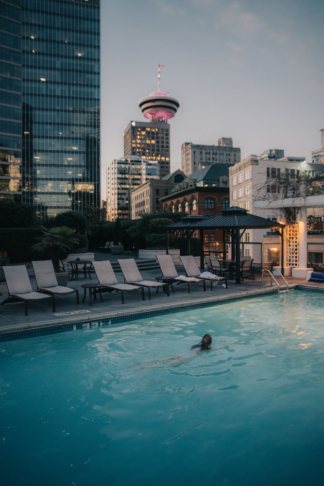 Fairmont Waterfront 70/72