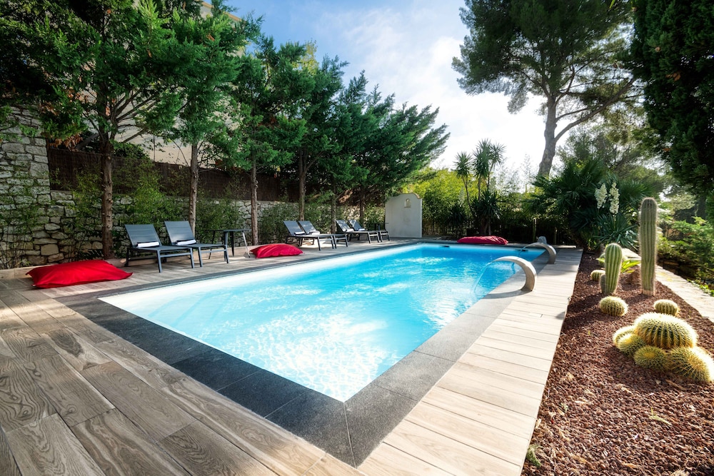 The Address Cassis 33/40