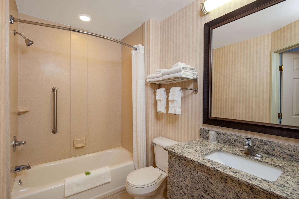 غرفة بسريرين كوين، Comfort Inn & Suites Rochester South Mayo Clinic 2/3